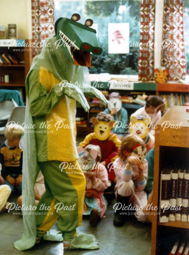 Summer activities at Heanor Library, 1988