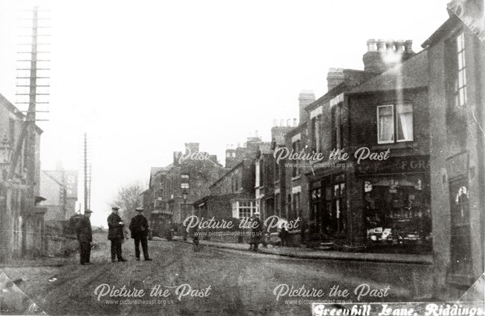 Street scene showing the Red Lion and Greenhill Hotel, Greenhill Lane, Riddings, 1900s