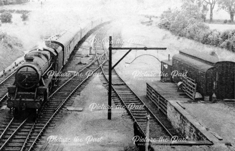 Train going through Butterley Station