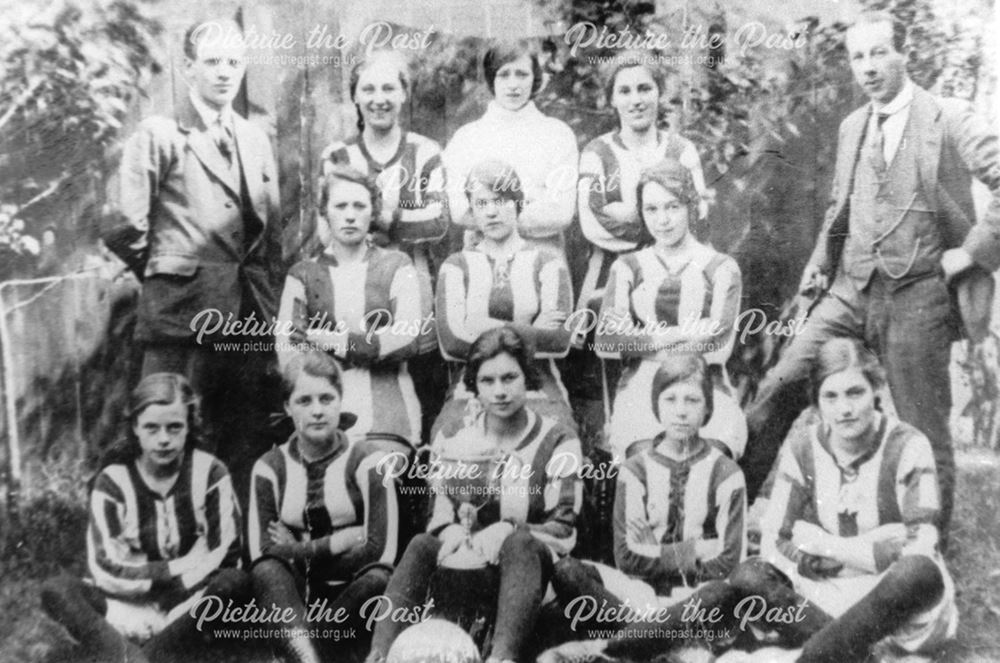 Gee's ladies football team 1916-1919