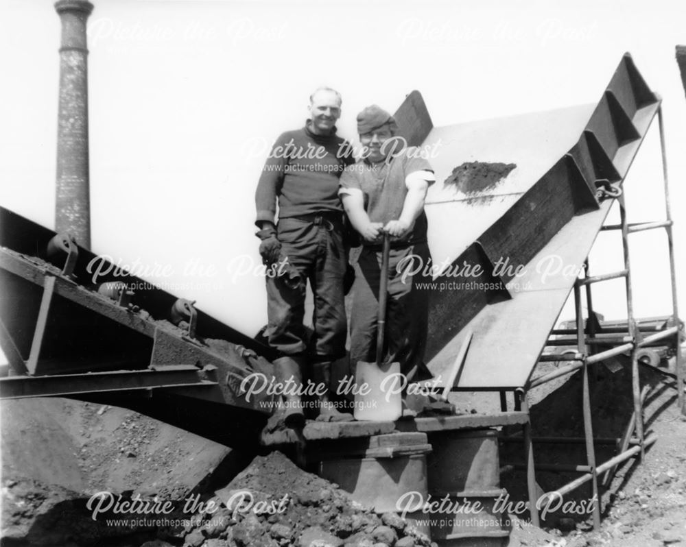 Slag Removal at Cinder Bank, Hammersmith, c 1950s