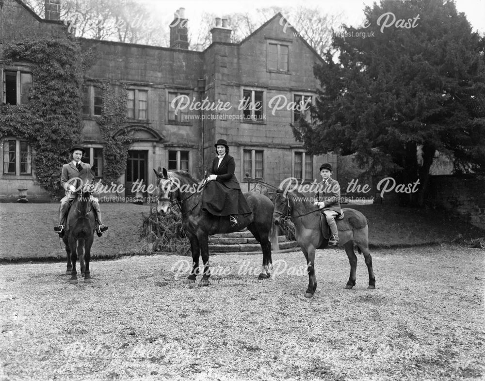 Shaen Stuart-Buttle, her mother, Ann, and brother Richard with horses at Wormhill Hall, Buxton, 1945