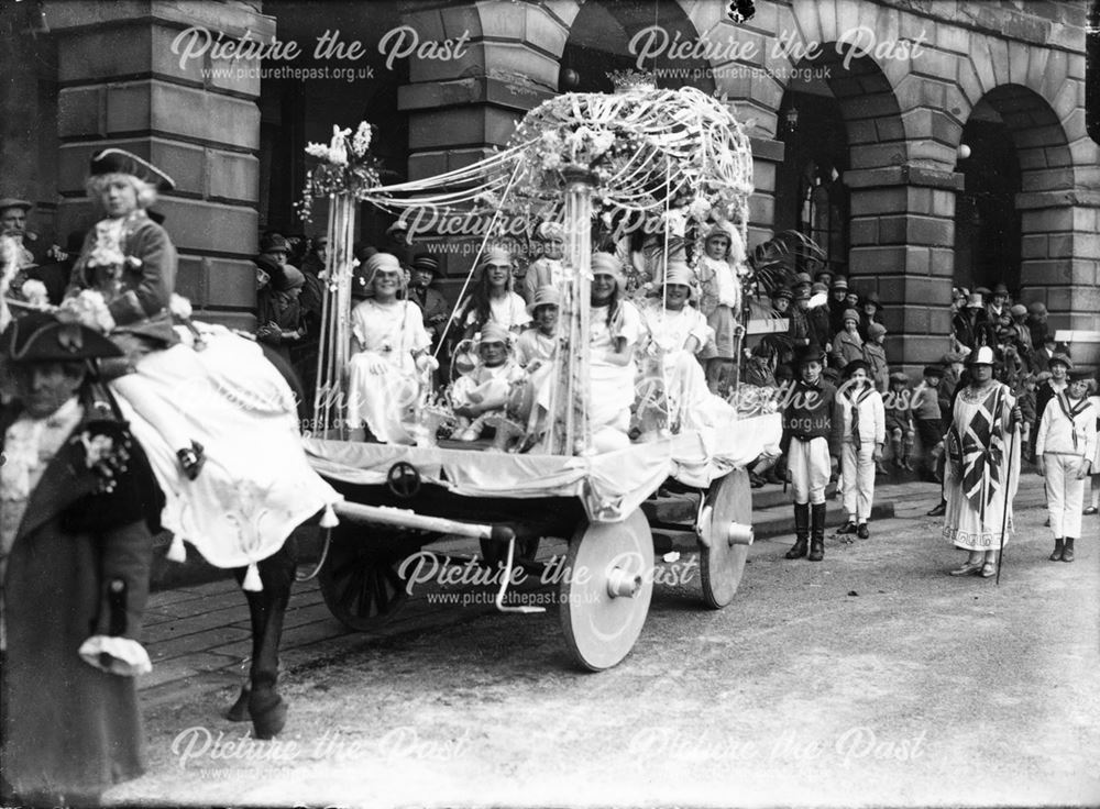 Queen's float, Well Dressing parade, The Crescent, Buxton, 1926