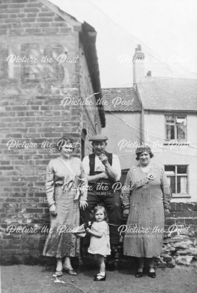 Group photograph of the Brooks Family in Town Street, Pinxton