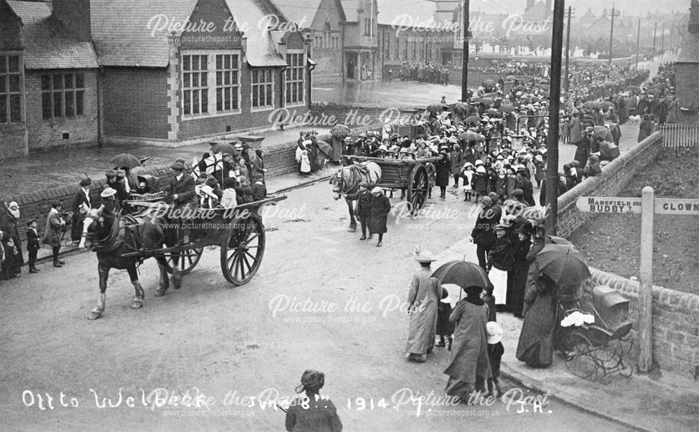 Soldiers 'Off to Welbeck', Elmton Road, Creswell, 1914