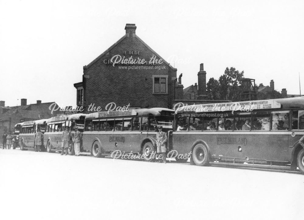 East Midland Buses outside 'Crooked Spire' Pub, Church Way, Chesterfield, c 1935