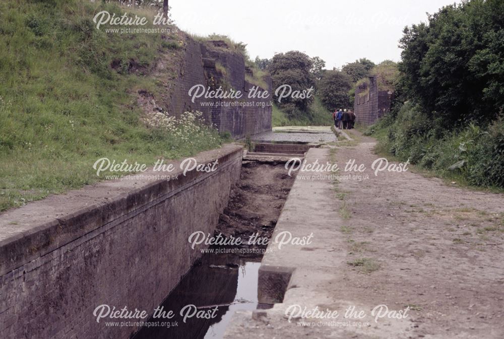 Hollingwood Lock on the Chesterfield Canal, Hollingwood, 1991