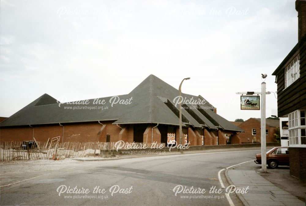 International Somerfield Supermarket, Compton Bridge