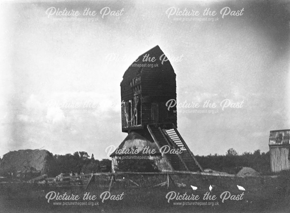 Derelict post windmill, Stanton Road?, Ilkeston, c 1910s