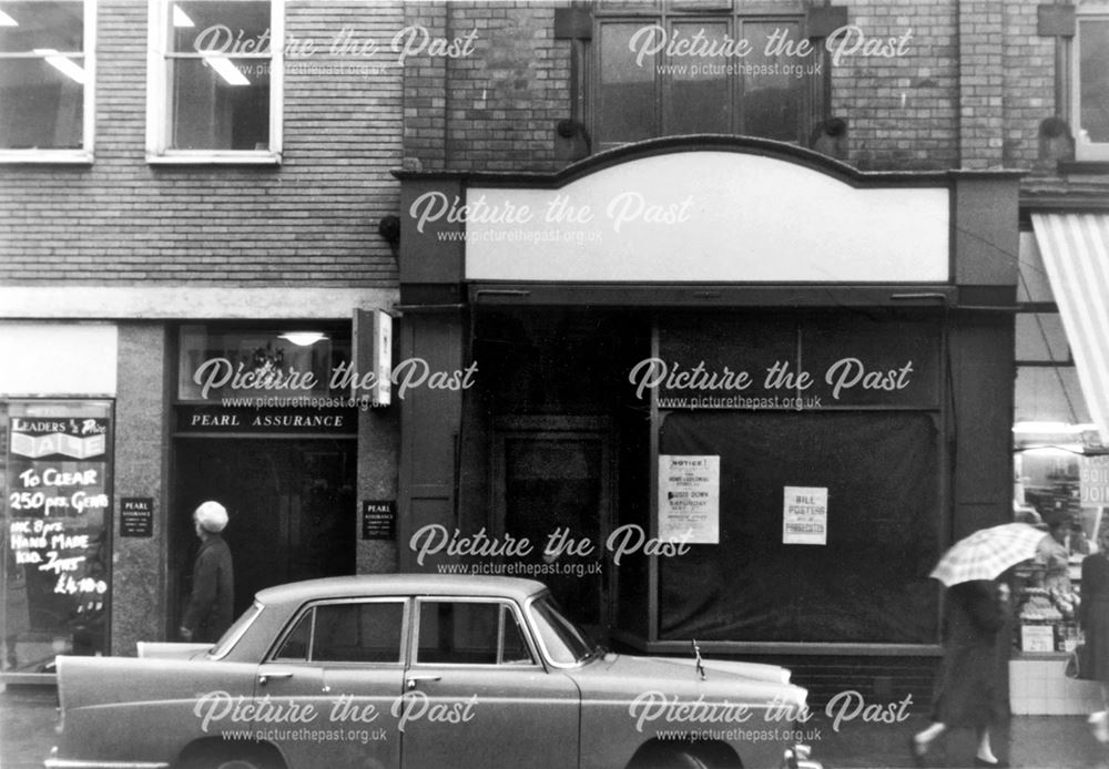 Vacant shop next to Pearl Assurance, High Street