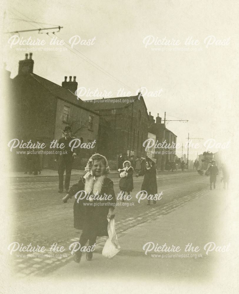 Edith and Lilian Neal on Nottingham Road, Ilkeston, c 1910