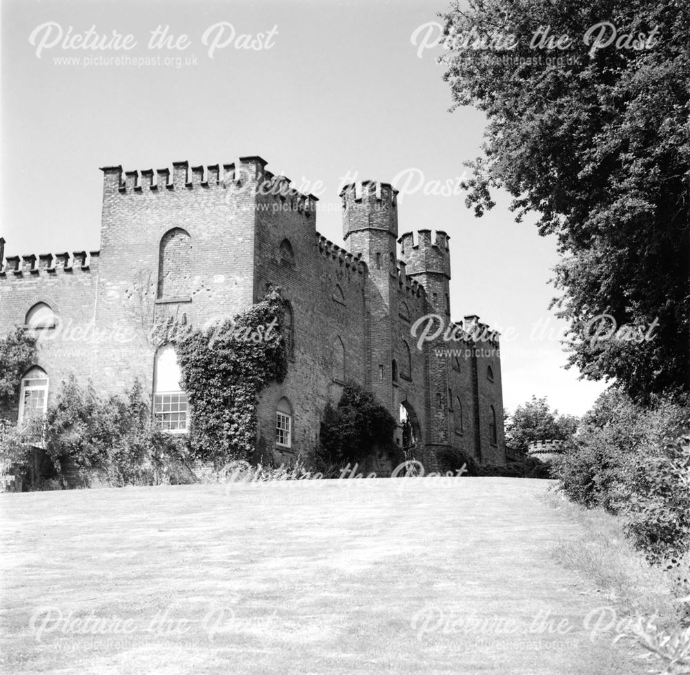 Bladen Castle, side wing and entrance