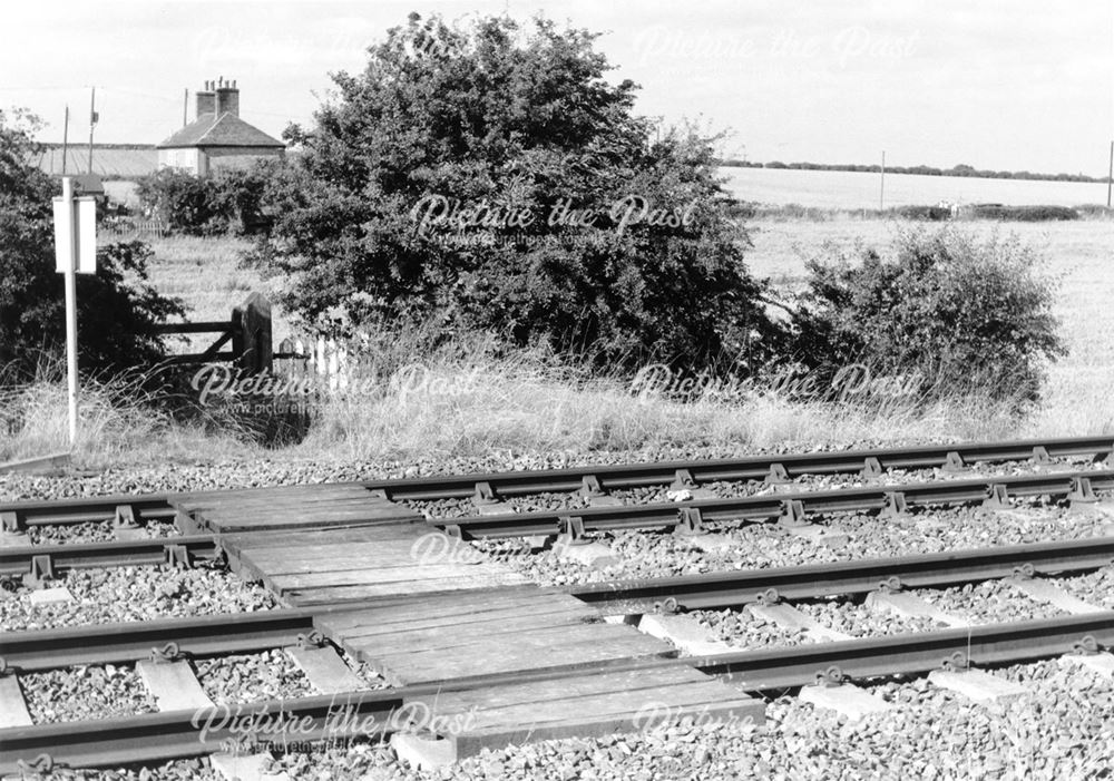 Walkers crossing leading to Swarkestone Lock