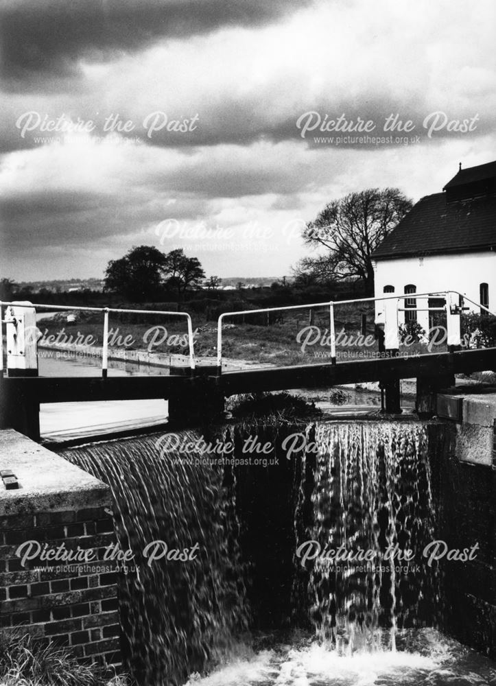 Lock on the canal, Shipley Gate