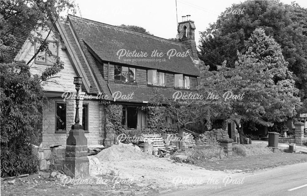 Dwelling to the left of the Fox and Hounds