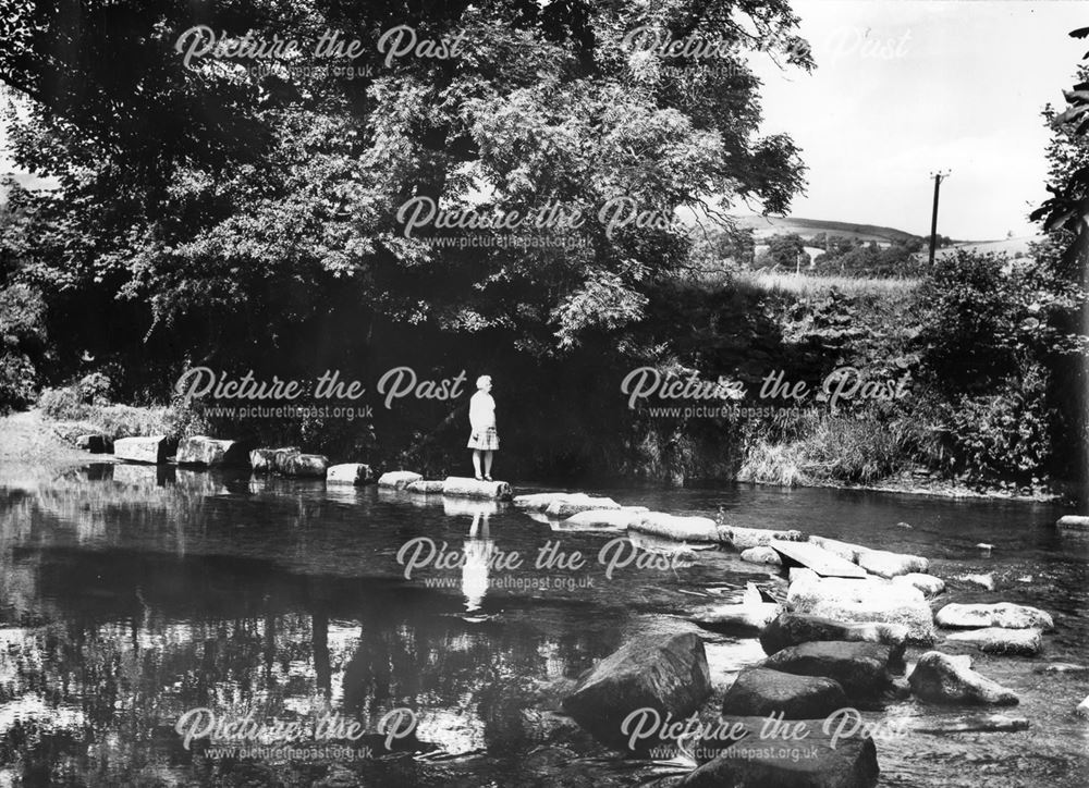 This is an ancient river crossing from Offerton Moor over the Derwent, then a) NW towards Bamford, b