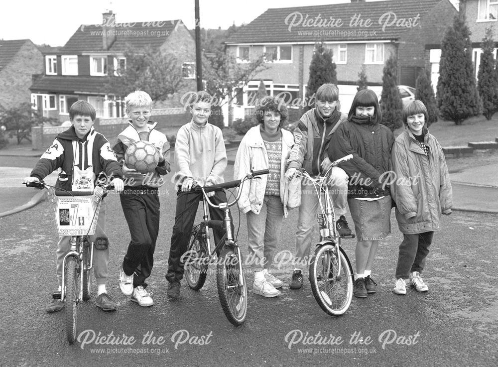 Group of friends playing on Ridgeway Drive, Kirk Hallam, Ilkeston, c 1980s