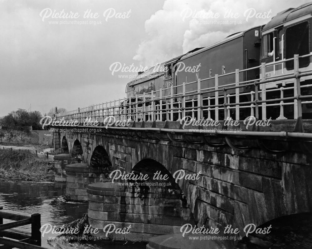 Steam loco Sir Nigel Gresley, Five Arches Bridge across River Derwent, Derby, 1988