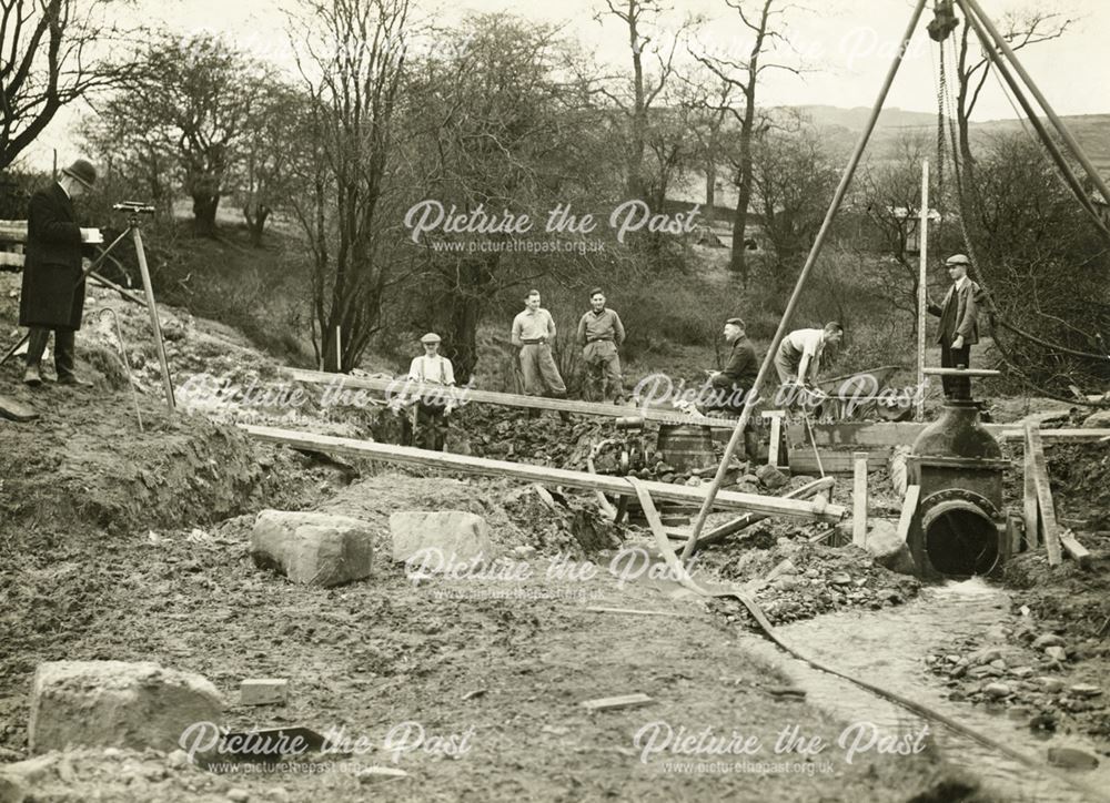 Workers at Alderbrook Dam, Chinley, 1939