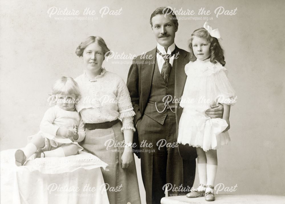 Unidentified Family, Derby, c 1915
