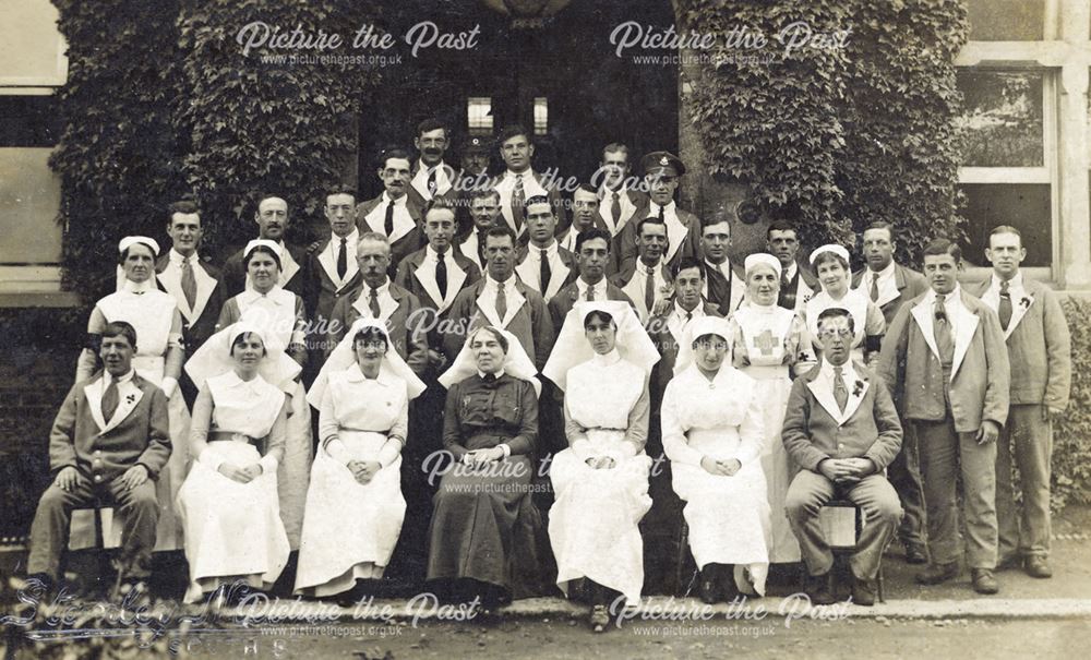 Staff and patients at a military hospital, Isleworth, Greater London, 1914-18