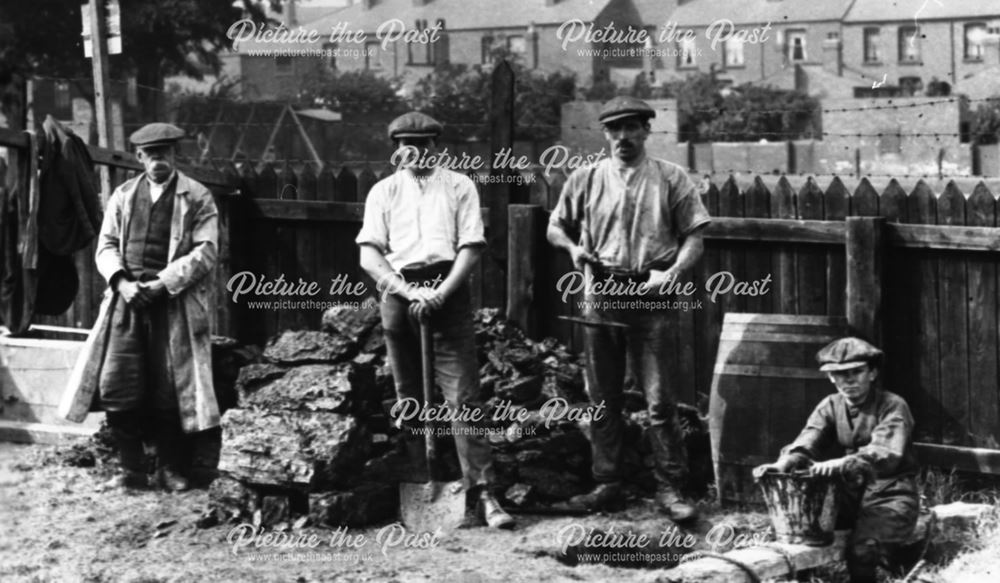 Men with Shovels, Heanor, 1914