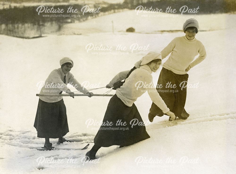 Women skiers, Buxton, 1924