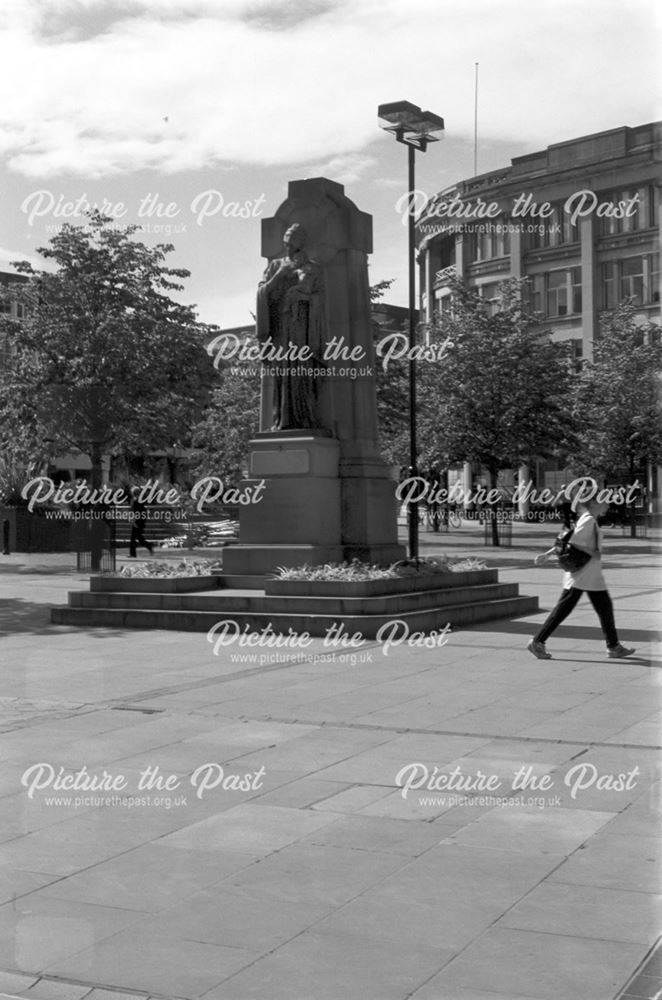 The War Memorial, Looking towards Iron Gate