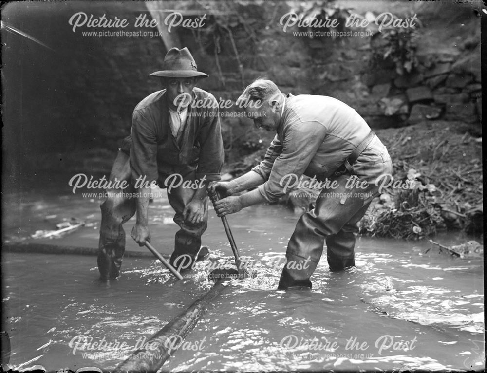 Jointing a gas main in a stream