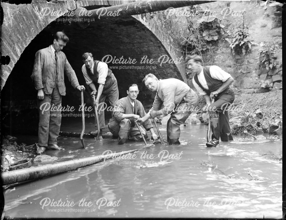 Jointing a gas main in a steam