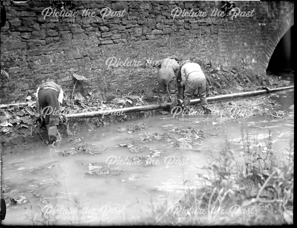 Jointing a gas main in a stream