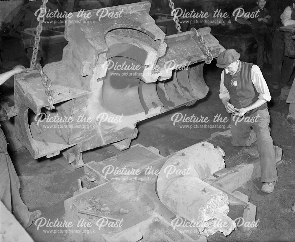 Preparing a mould for a pipe bend, Stanton Works, c 1952 ?