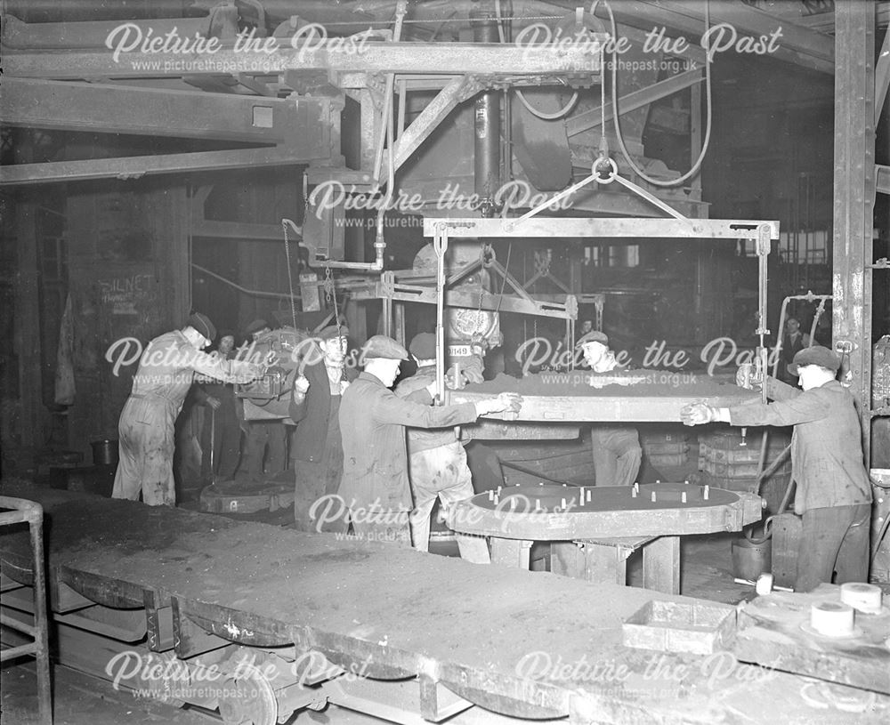 Filling moulding boxes at Erewash Foundry