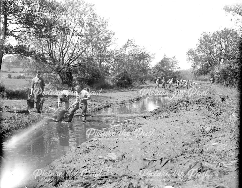 Removing silt from the Nutbrook Canal, 1943