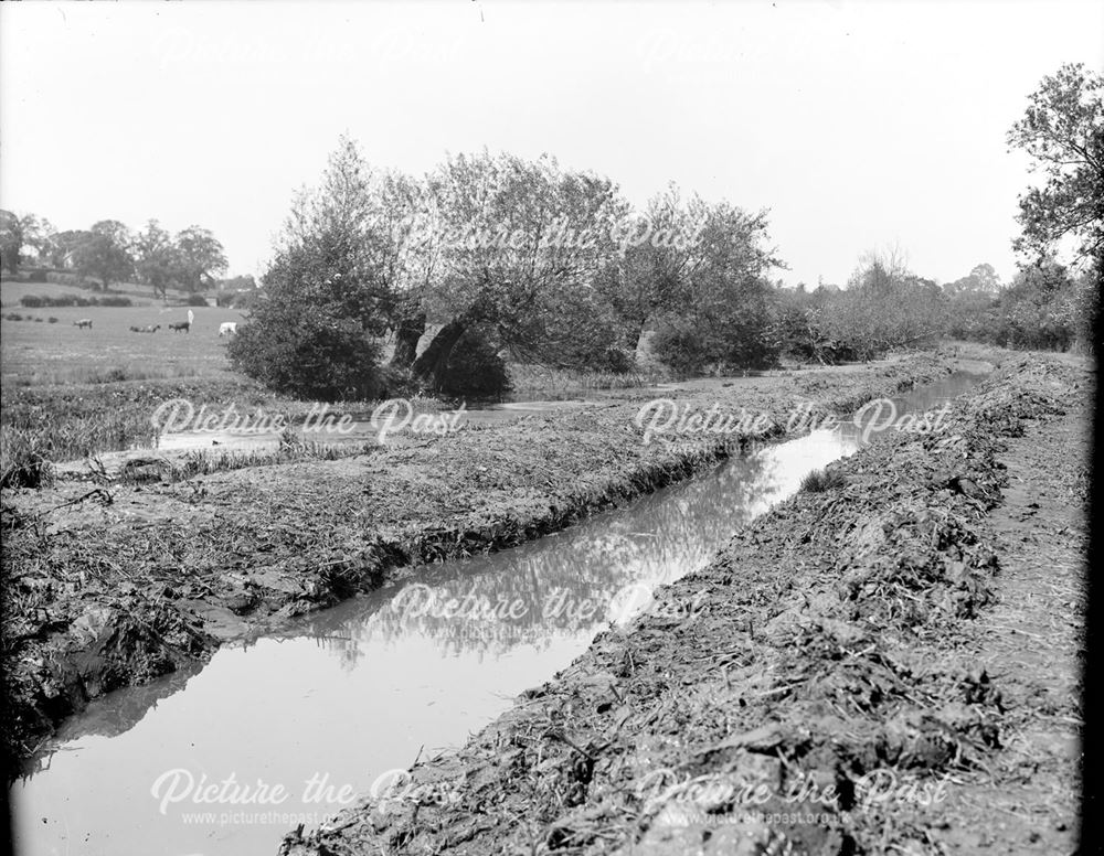 Removing silt from the Nutbrook Canal, 1943