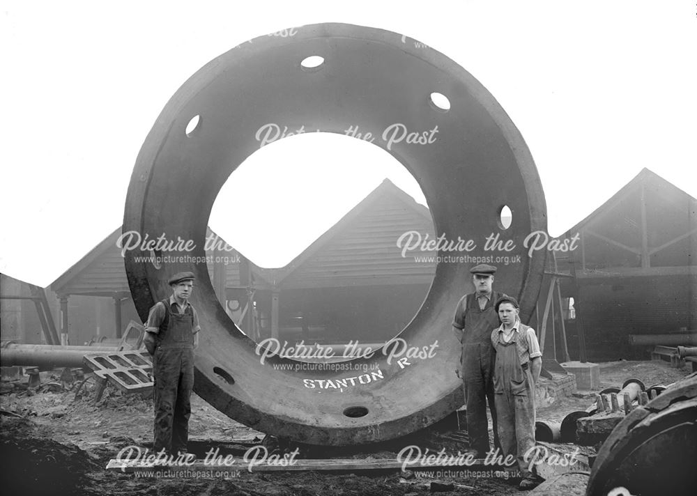 Workmen at Riddings Foundry with large casting, 1945