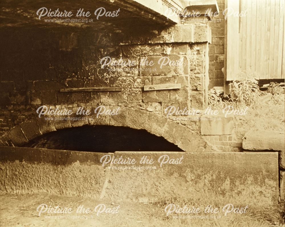 Stone arch and iron trough on the Holmes Aqueduct - Derby canal