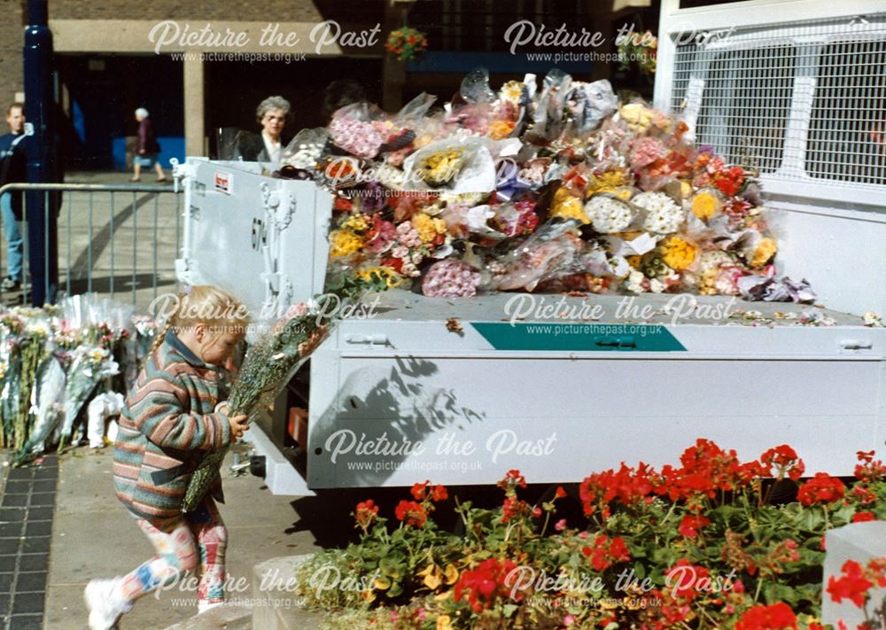 Floral Tributes to Diana, Princess of Wales, arriving on the City Council Van