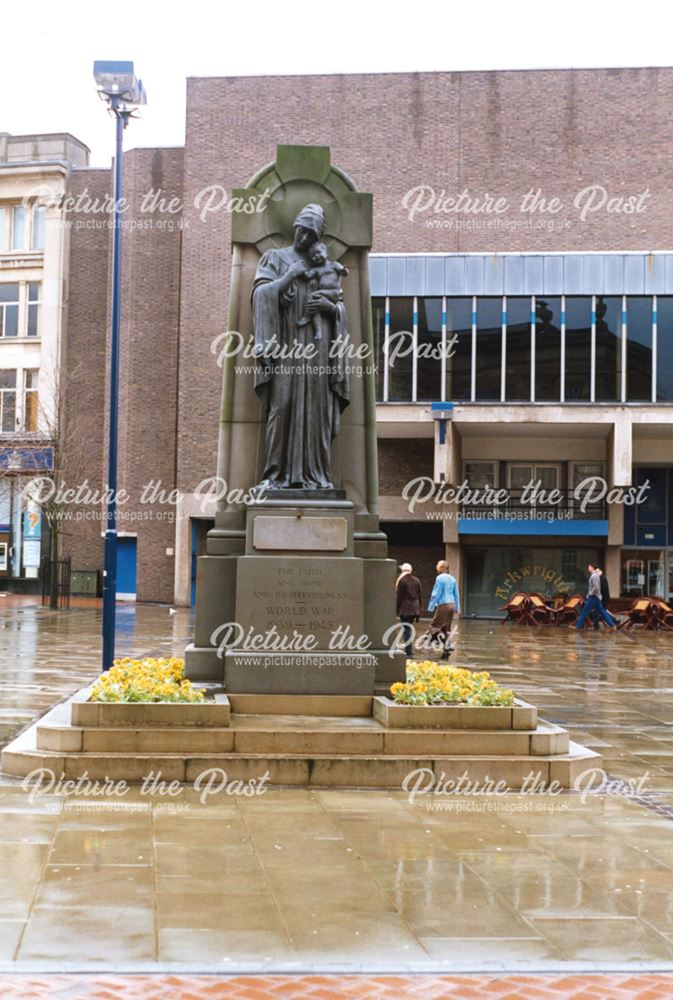 War memorial statue for WW1 and WW2