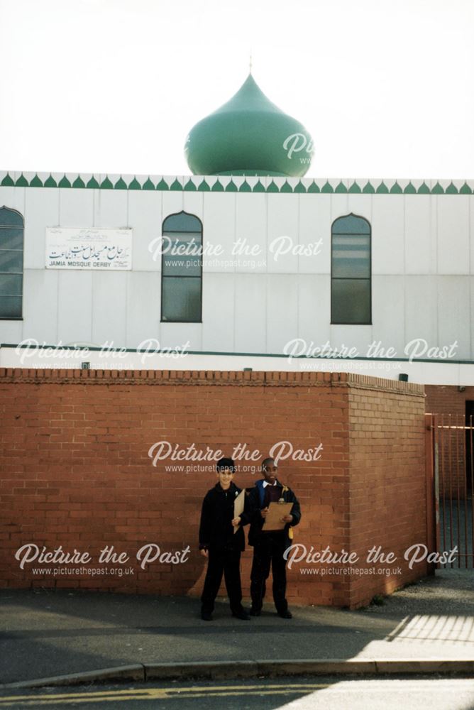 Sinfin Community School Pupils outside the Jamia Mosque