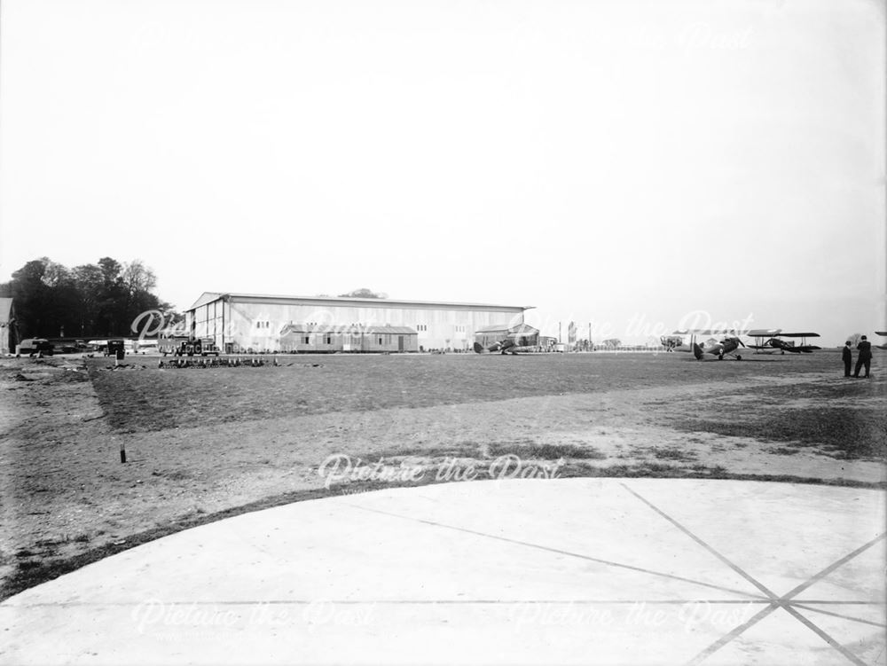 Hangar and aeroplanes at Derby Airport