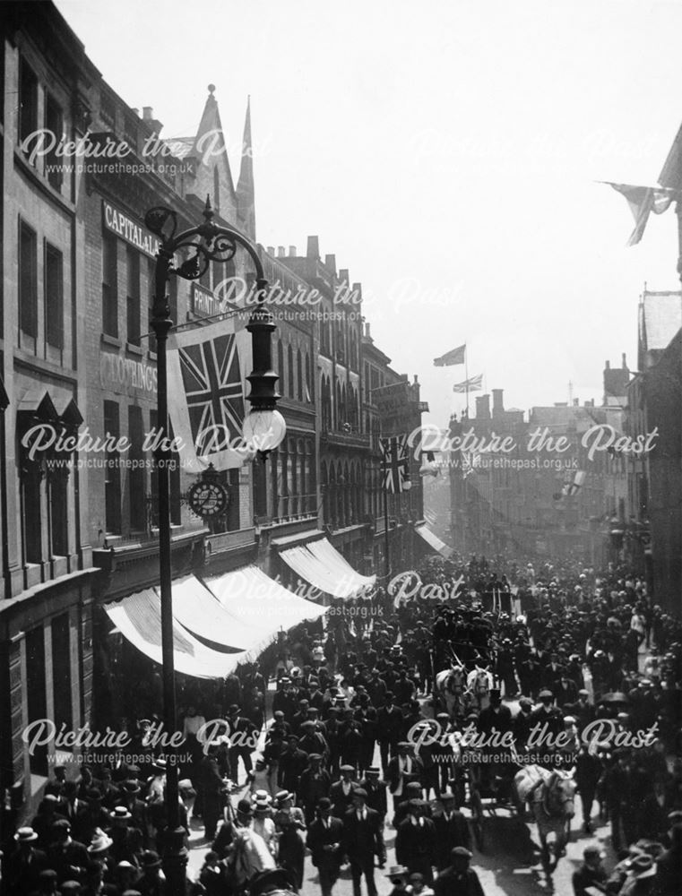 Crowds in Irongate during Queen Victoria's Royal Jubilee (1887 or 1897 ?)