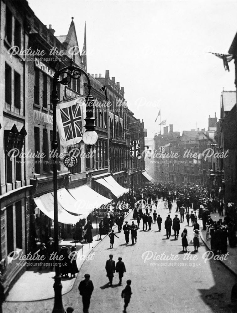 Crowds in Irongate during Queen Victoria's Royal Jubilee (1887 or 1897 ?)