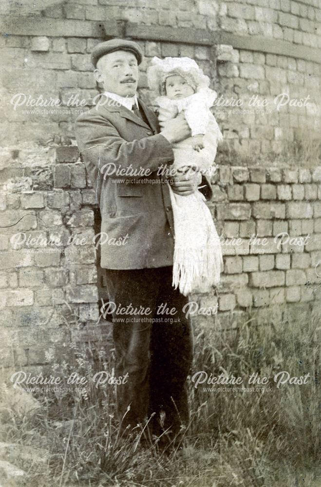 John Jackson with his daughter Kathleen, Kilburn, 1910