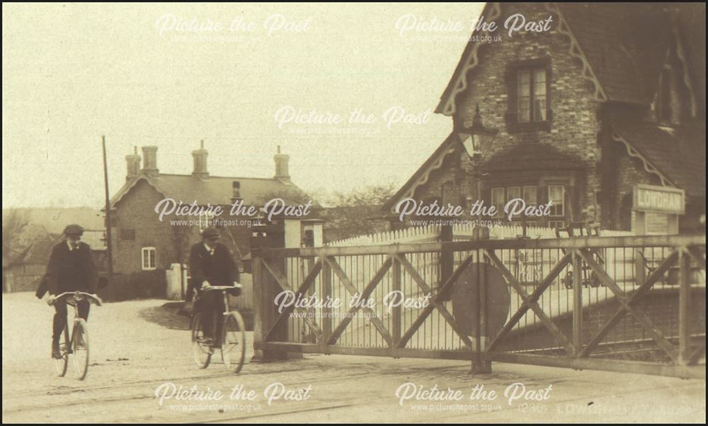 Level Crossing, Lowdham Station