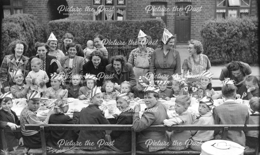 Victory Party, Landsdown Grove, Long Eaton, 1945