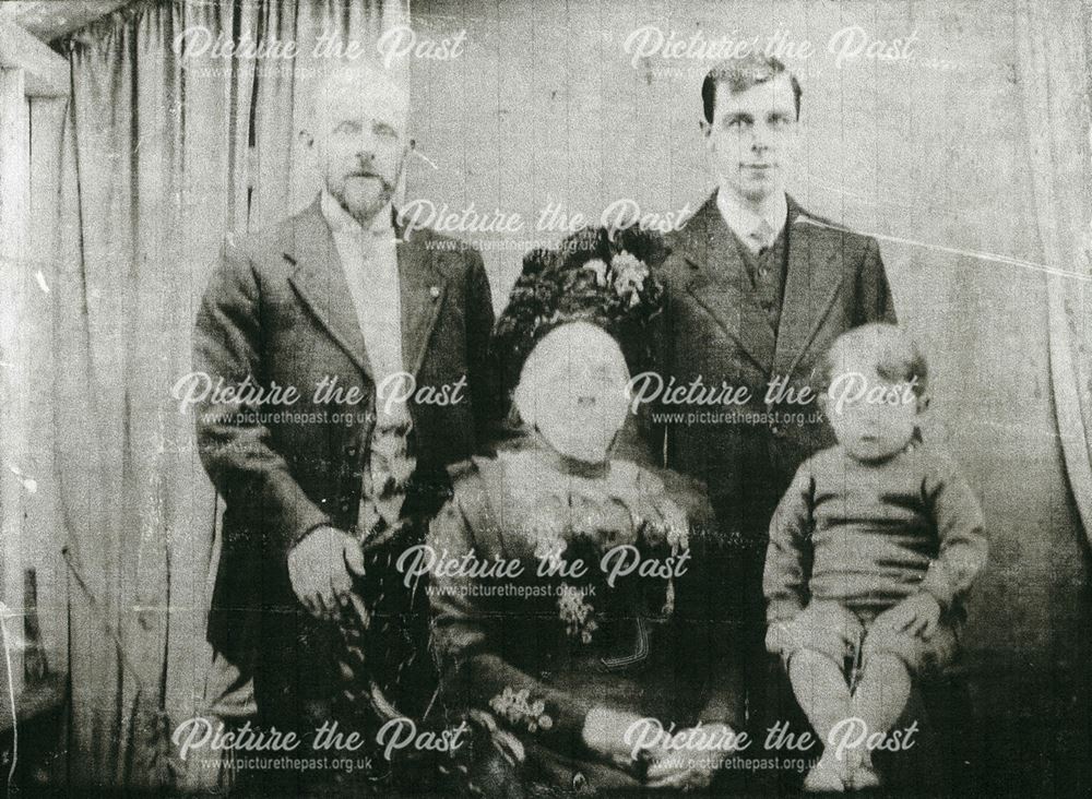 Kennington Family, Glossop, c 1915