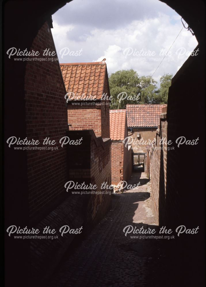 Looking down Alleyway off Mill Gate to Town Lock and River, Newark, 1987