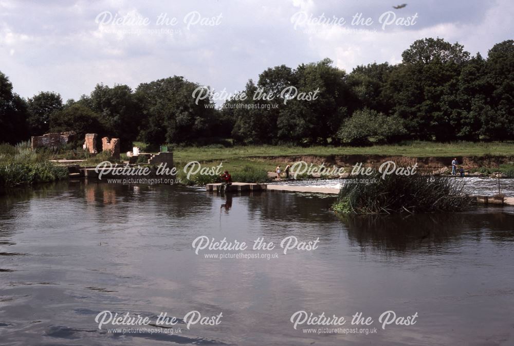 Long Stone Bridge view to Weir, Mill Gate, Newark, 1987