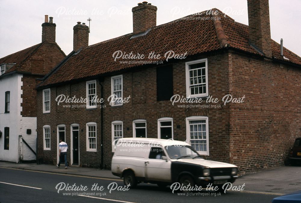 Cottages near Beaumond Cross, London Road, Newark, 1987